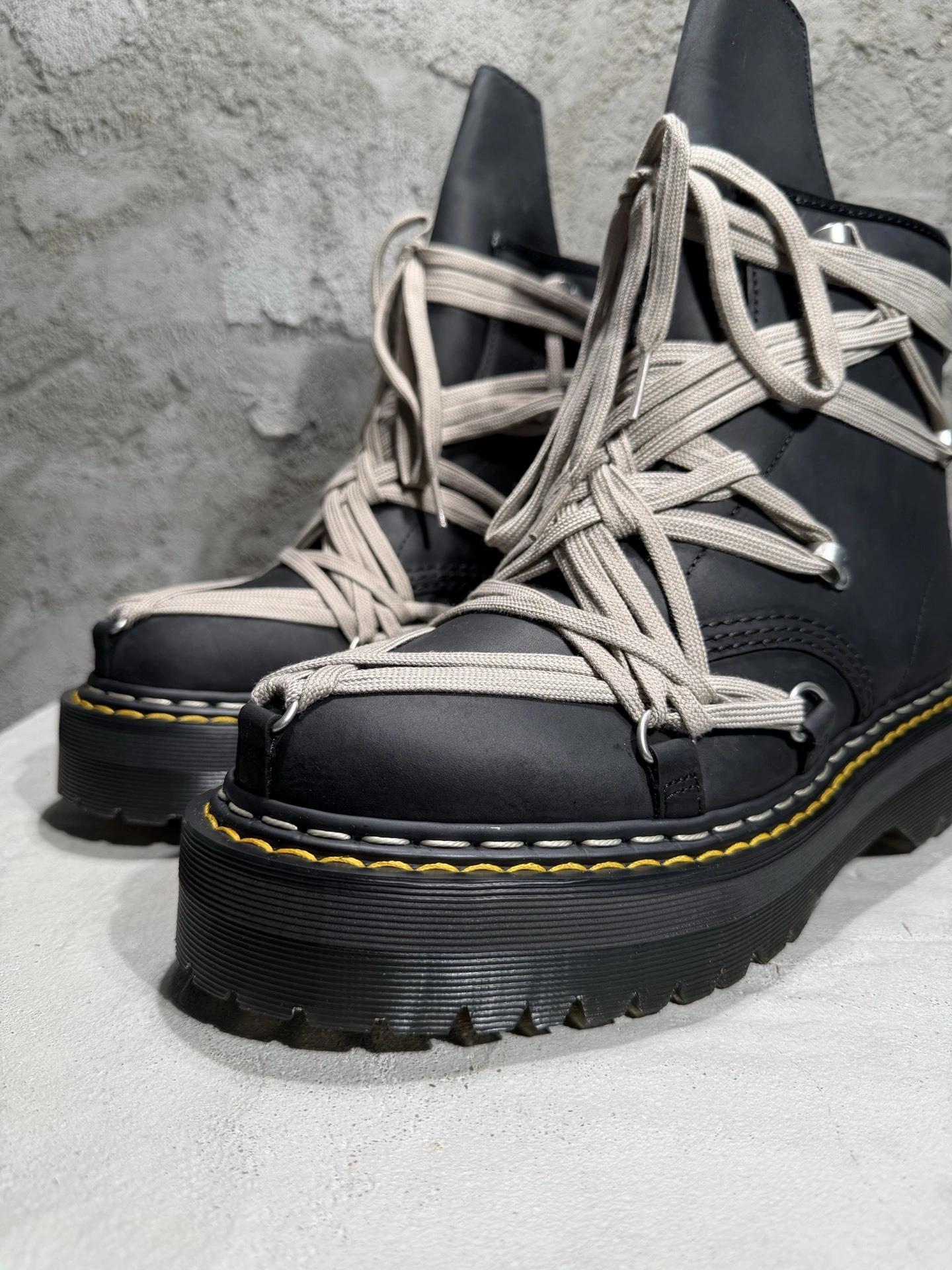 OOBB-- Ow59s DM02E68128001-09  DW02E68128001-09 Ow59s x Dr.Martin Calfskin cowhide item:F-X409B0220B